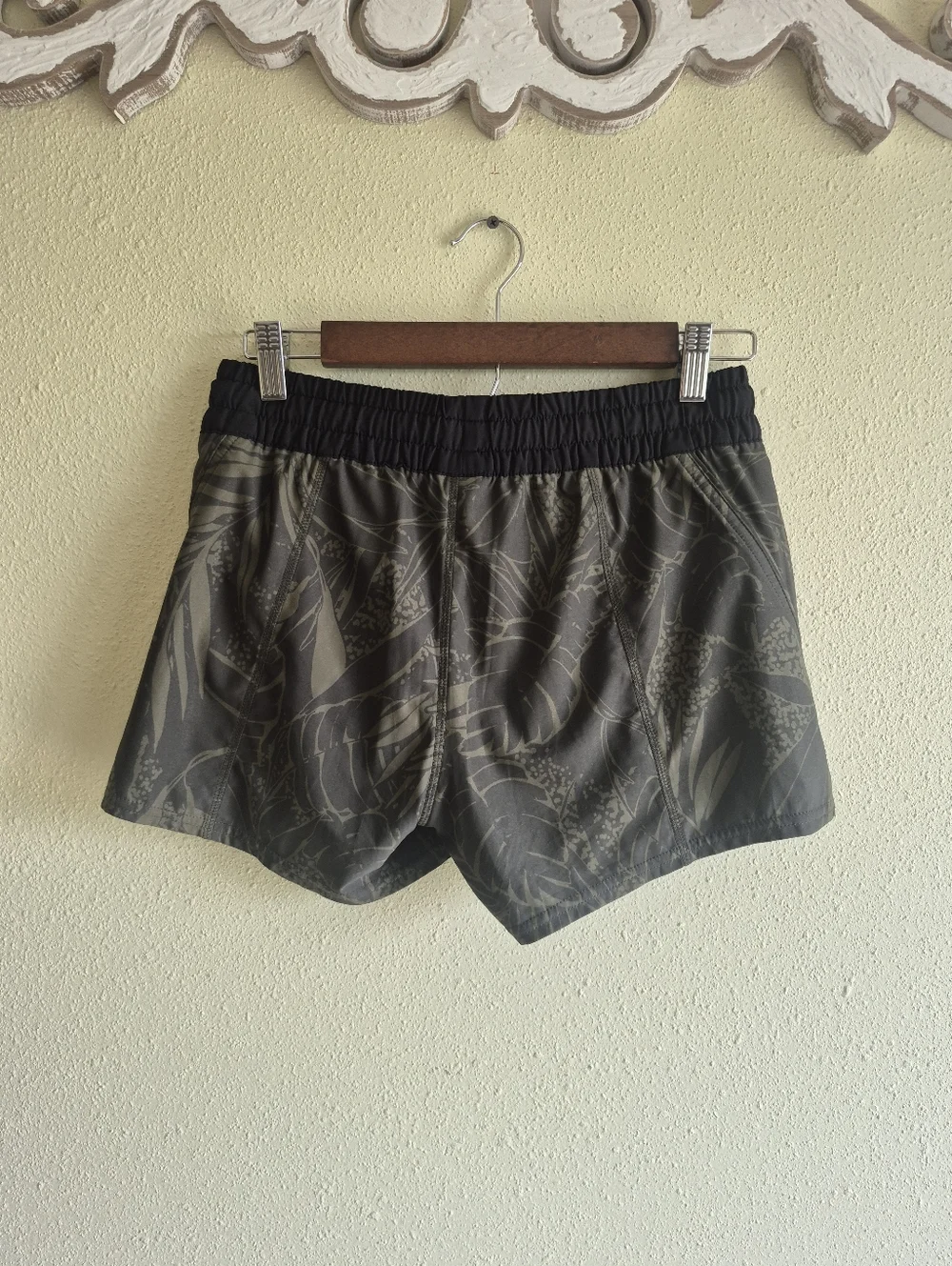 Vuori Clementine Oregano Rainforest Shorts Size Small - Picture 3 of 8